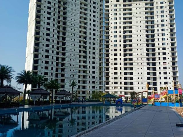Resale | 4 BHK + Servant Room 3800 Sq.Ft. Penthouse in Omaxe Lake