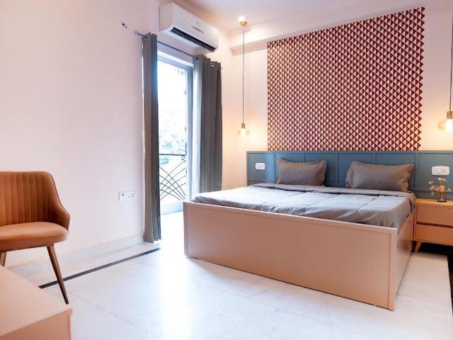 Resale | 4 BHK + Servant Room 3900 Sq.Ft. Apartment in Emaar The Palm Springs