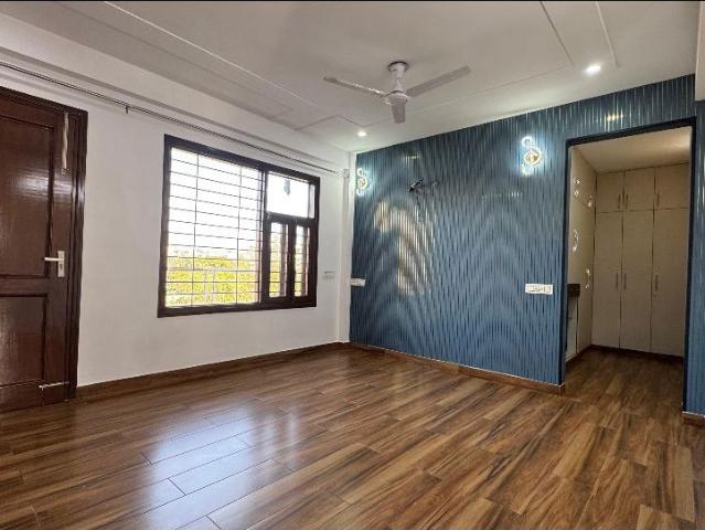 Resale | 4 BHK + Servant Room 3000 Sq.Ft. Apartment in DLF Windsor Court