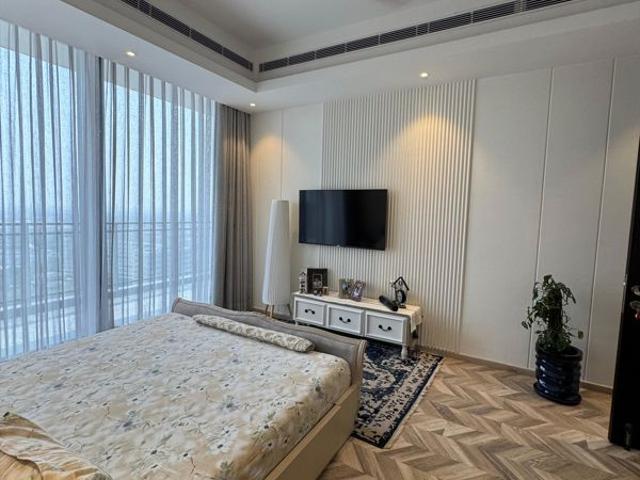 Resale | 4 BHK + Servant Room 3000 Sq.Ft. Apartment in Pioneer Park Presidia