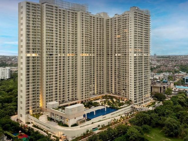 Resale | 4 BHK + Servant Room 3030 Sq.Ft. Apartment in DLF Midtown Plaza