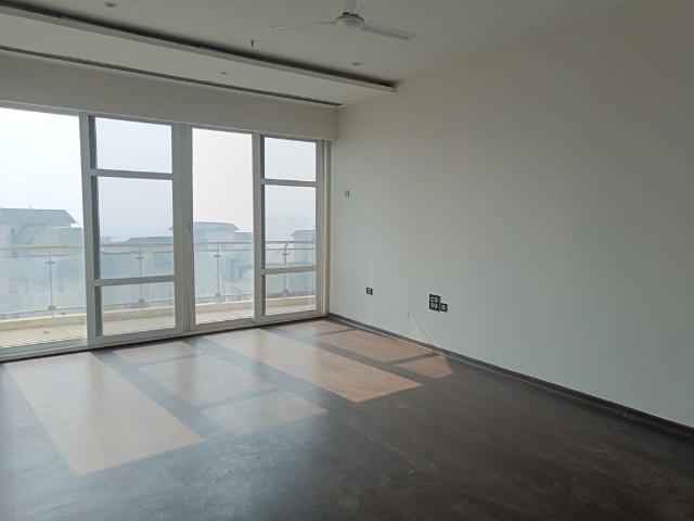 Resale | 4 BHK + Servant Room 4425 Sq.Ft. Apartment in Mahagun Mezzaria