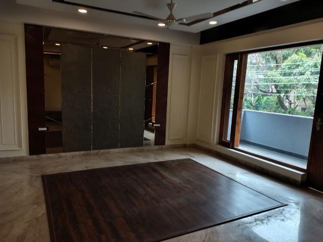Resale | 4 BHK + Servant Room 4200 Sq.Ft. Apartment in Unitech The World Spa