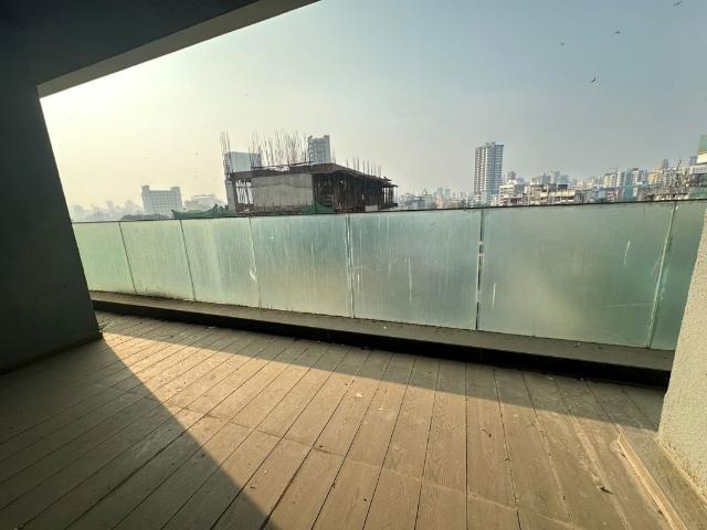 Resale | 4 BHK + Servant Room 5600 Sq.Ft. Apartment in MJ 81 Aureate