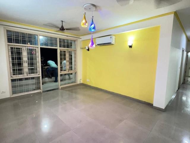 Resale | 4 BHK + Servant Room 500 Sq.Yd. Apartment in DLF The Grove