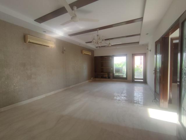 Resale | 4 BHK + Servant Room 6400 Sq.Ft. Apartment in DLF The Magnolias