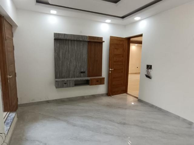 Resale | 4 BHK + Servant Room 866 Sq.Ft. Apartment in Kalkaji