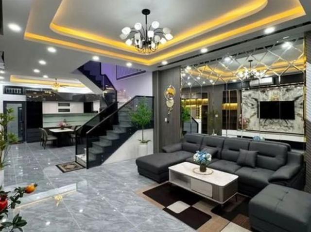Resale | 4 BHK + Study Room 402 Sq.Yd. Independent House in Defence Colony