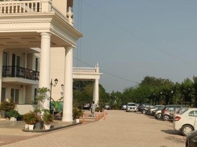 Resale | 4 BHK + Study Room 3000 Sq.Ft. Penthouse in Omaxe The Resort
