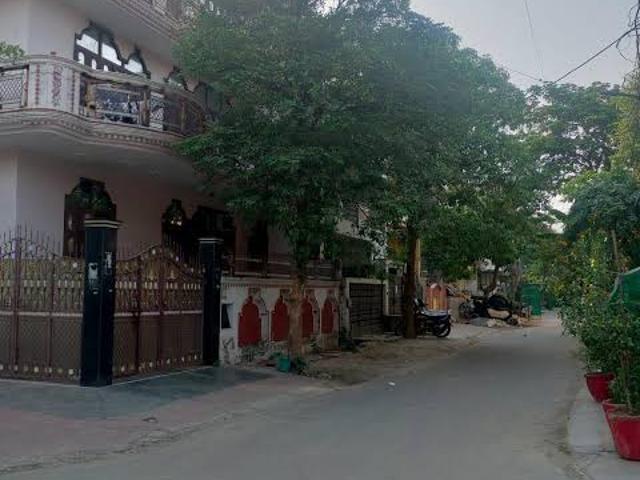 Resale | 4 BHK + Study Room 354 Sq.Yd. Independent House in Noida Central