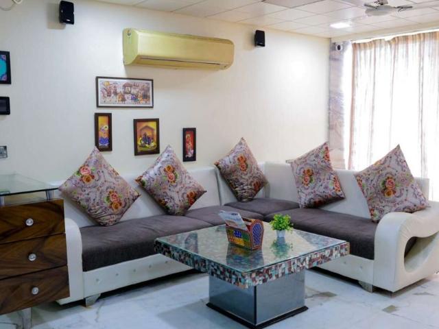 Resale | 4 BHK + Study Room,Extra Room 1380 Sq.Ft. Apartment in Prabhadevi CHS