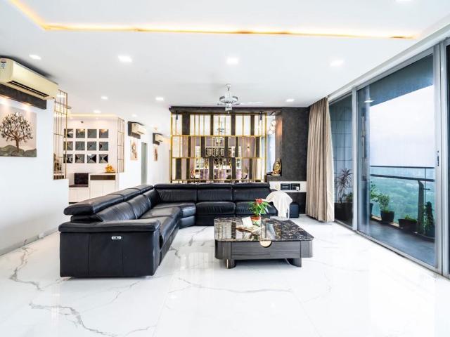Resale | 4 BHK + Store Room 2500 Sq.Ft. Apartment in Oberoi Realty Esquire