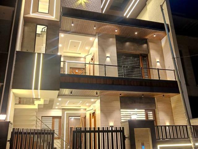 Resale | 4 BHK + Pooja Room,Servant Room 165 Sq.Yd. Villa in Sunny Enclave