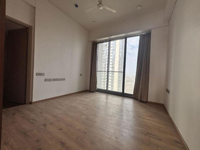 Resale | 4 BHK + Pooja Room,Servant Room 1700 Sq.Ft. Apartment in Rustomjee Crown