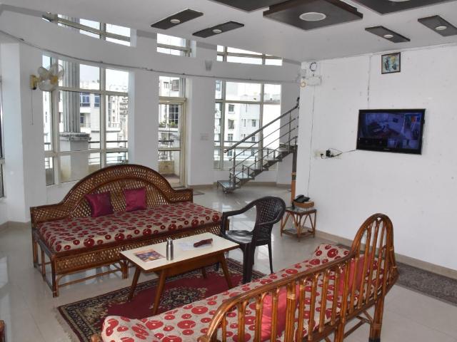 Resale | 4 BHK + Pooja Room,Servant Room 2250 Sq.Ft. Apartment in Gomti Nagar