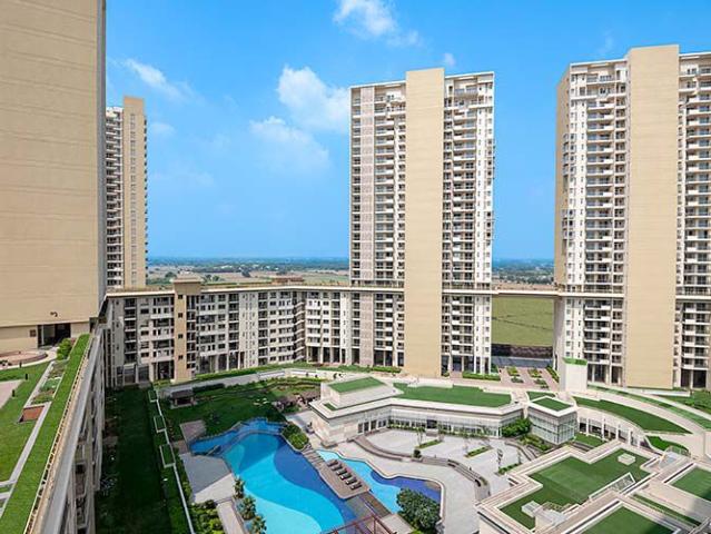 Resale | 4 BHK + Pooja Room,Servant Room 2354 Sq.Ft. Apartment in Experion Windchants