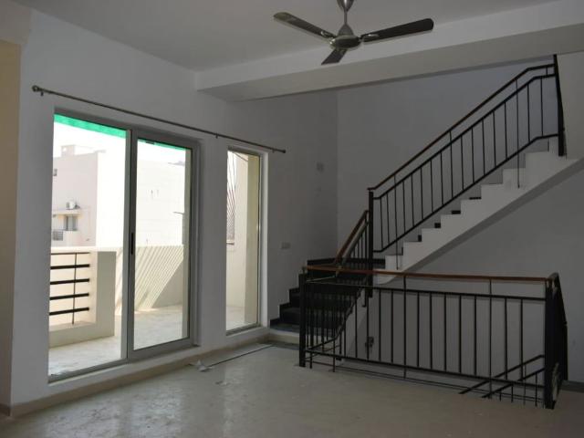 Resale | 4 BHK + Pooja Room,Servant Room 240 Sq.Yd. Villa in Vatika Signature Villas