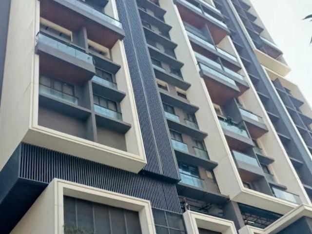 Resale | 4 BHK + Pooja Room,Servant Room 2700 Sq.Ft. Apartment in Rustomjee Parishram