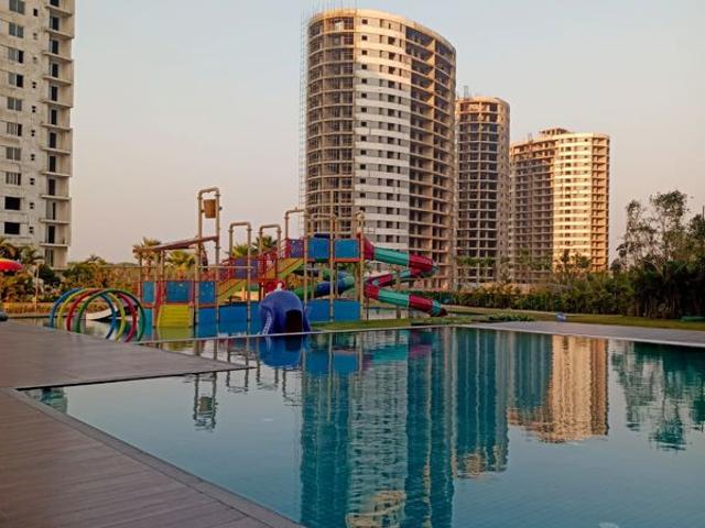 Resale | 4 BHK + Pooja Room,Servant Room 2865 Sq.Ft. Apartment in Omaxe Lake