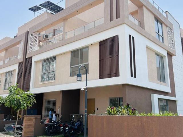 Resale | 4 BHK + Pooja Room,Servant Room 2900 Sq.Ft. Villa in Kolte Patil Life Republic Twin Bungalows