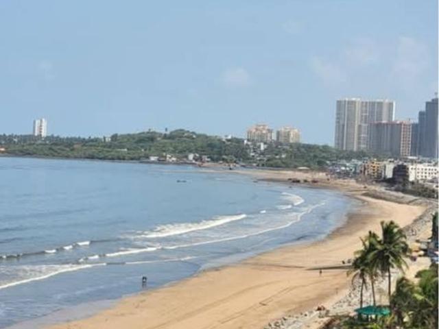 Resale | 4 BHK + Pooja Room,Servant Room 3000 Sq.Ft. Apartment in Rustomjee Ocean Vista