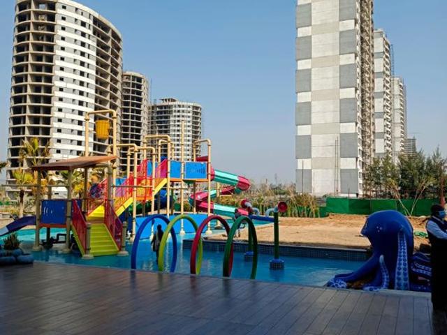 Resale | 4 BHK + Pooja Room,Servant Room 4400 Sq.Ft. Apartment in Omaxe Lake