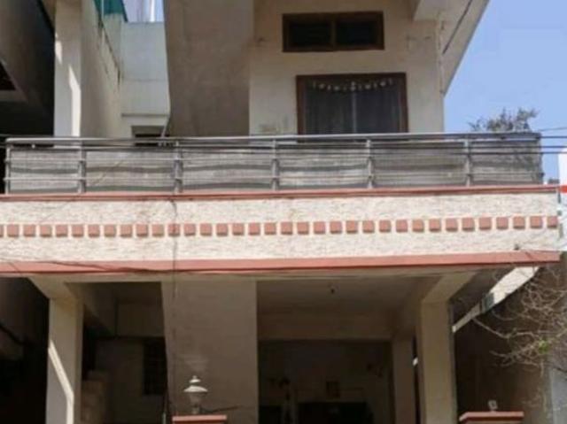 Resale | 4 BHK + Pooja Room,Servant Room,Study Room,Extra Room,Basement,Store Room 160 Sq.Yd. Independent House in Sector 9