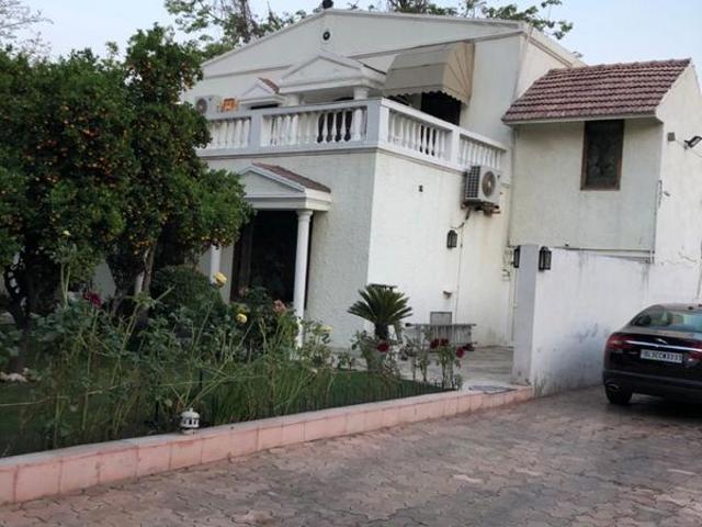Resale | 4 BHK + Pooja Room,Servant Room,Study Room,Extra Room,Store Room 1200 Sq.Yd. Villa in Sainik Farm