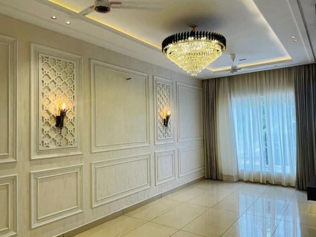 Resale | 4 BHK + Pooja Room,Servant Room,Study Room,Extra Room 165 Sq.Yd. Independent House in Sector 124