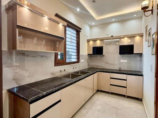 Resale | 4 BHK + Pooja Room,Servant Room,Study Room,Extra Room 115 Sq.Yd. Independent House in Sector 124