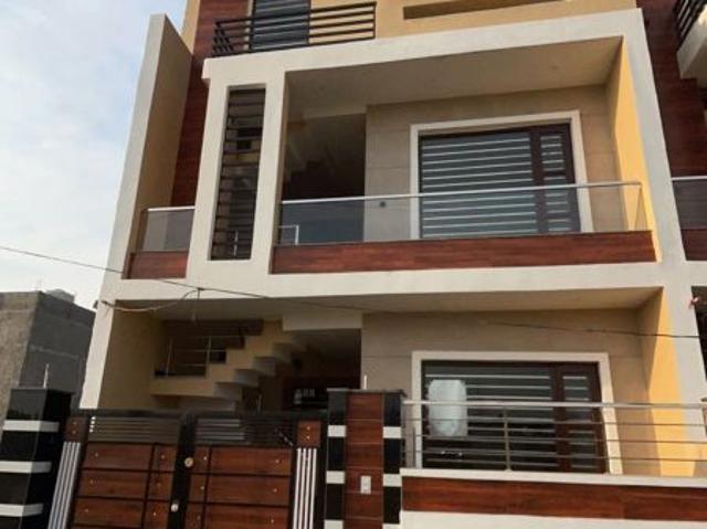 Resale | 4 BHK + Pooja Room,Servant Room,Study Room,Extra Room 120 Sq.Yd. Independent House in Sector 124