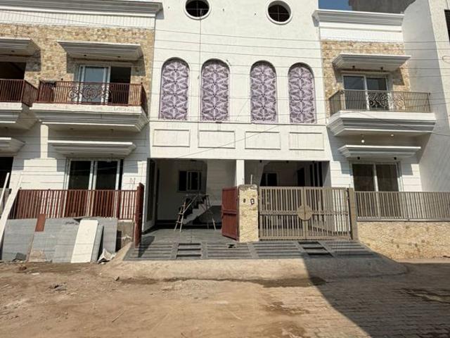 Resale | 4 BHK + Pooja Room,Servant Room,Study Room,Extra Room 120 Sq.Yd. Independent House in Sector 125
