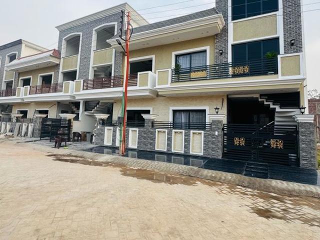 Resale | 4 BHK + Pooja Room,Servant Room,Study Room,Extra Room 120 Sq.Yd. Independent House in Sector 126