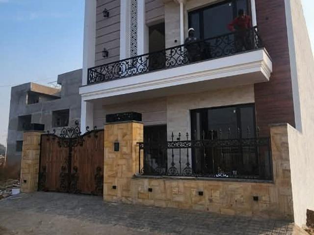 Resale | 4 BHK + Pooja Room,Servant Room,Study Room,Extra Room 139 Sq.Yd. Independent House in Luxury Villa