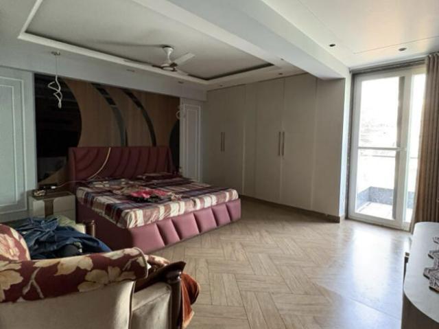 Resale | 4 BHK + Pooja Room,Servant Room,Study Room,Extra Room 250 Sq.Mt. Independent House in Sector 31