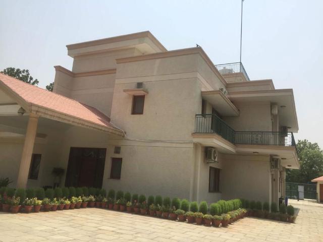 Resale | 4 BHK + Pooja Room,Servant Room,Study Room,Extra Room 360 Sq.Yd. Villa in Emaar The Palm Springs