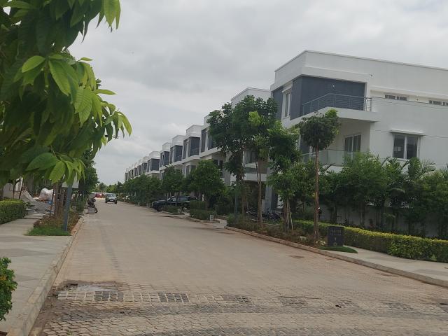 Resale | 4 BHK + Pooja Room,Servant Room,Study Room,Extra Room 3772 Sq.Ft. Villa in Hallmark County