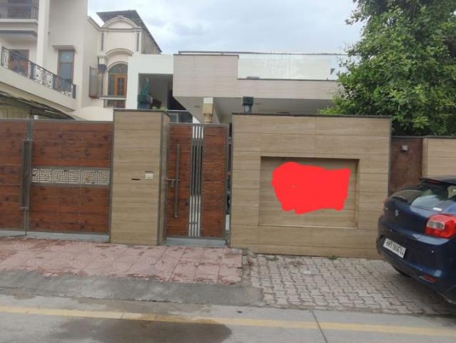 Resale | 4 BHK + Pooja Room,Servant Room,Study Room,Store Room 500 Sq.Yd. Independent House in Sector 17