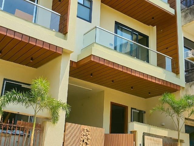 Resale | 4 BHK + Pooja Room,Study Room 130 Sq.Yd. Villa in Mansarovar Extension