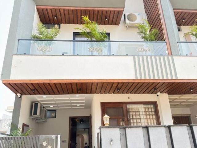 Resale | 4 BHK + Pooja Room,Study Room 134 Sq.Yd. Villa in Narayan Vihar