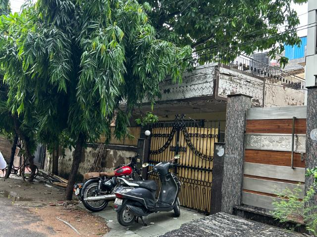 Resale | 4 BHK + Pooja Room,Study Room 250 Sq.Yd. Independent House in Sector 27