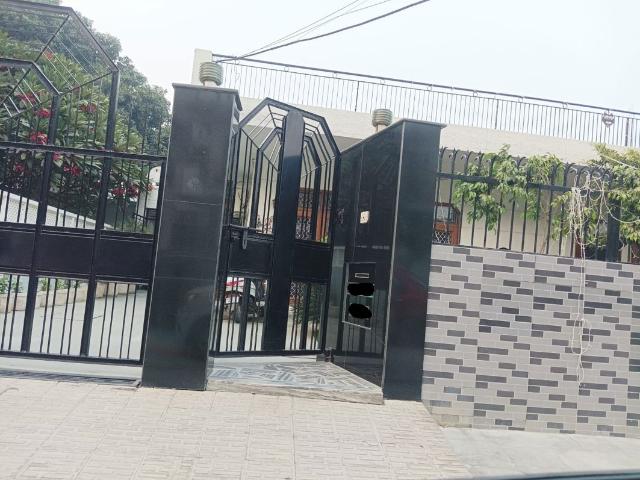 Resale | 4 BHK + Pooja Room,Study Room 500 Sq.Yd. Independent House in Sector 17