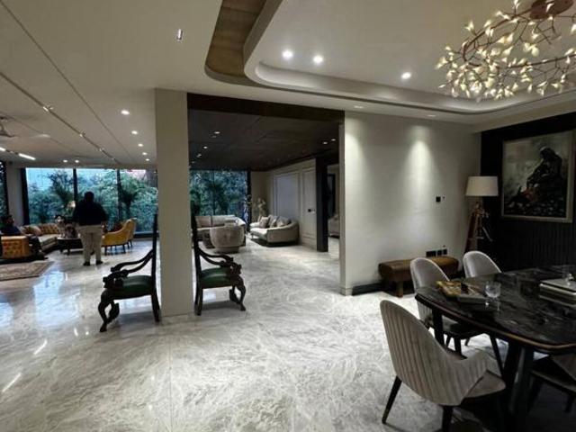 Resale | 4 BHK + Prayer Room,Servant Room,Study Room 303 Sq.Yd. Apartment in DLF City Phase V