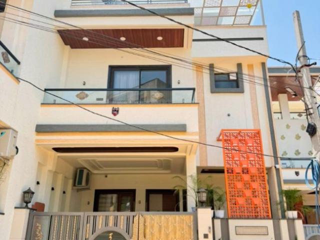 Resale | 4 BHK + Prayer Room,Study Room,Extra Room,Store Room 150 Sq.Yd. Villa in Dhawas