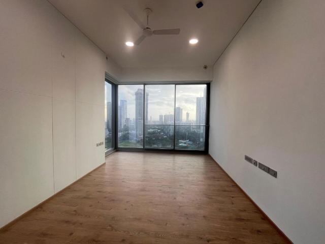 Resale | 4 BHK + Prayer Room,Study Room,Store Room 2100 Sq.Ft. Apartment in Rustomjee Crown