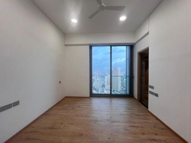 Resale | 4 BHK + Prayer Room,Store Room 2100 Sq.Ft. Apartment in Rustomjee Crown