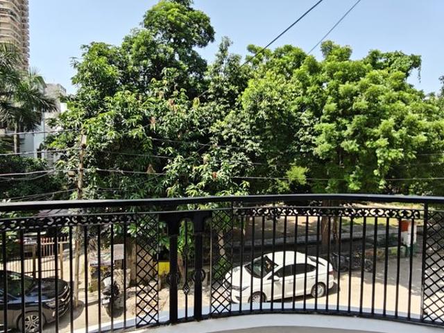 Resale | 5 BHK + 150 Sq.Yd. Independent House in Vasundhara Sector 13
