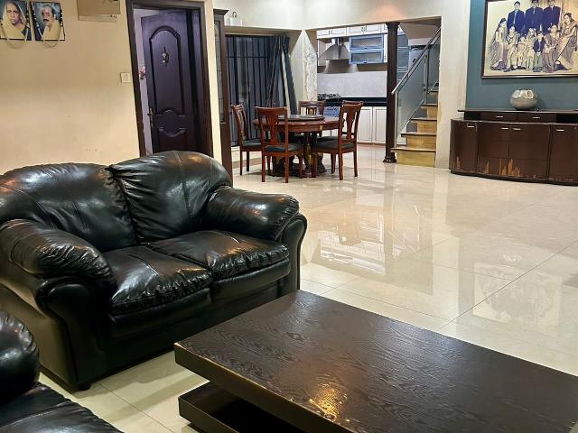Resale | 5 BHK 1700 Sq.Ft. Apartment in Chaitya Tower
