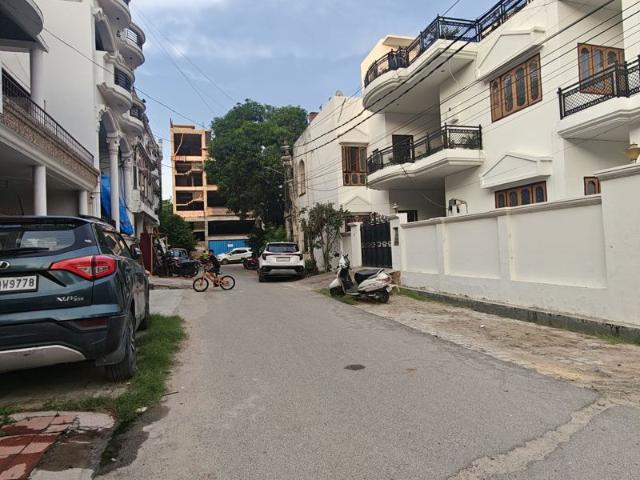 Resale | 5 BHK 1840 Sq.Ft. Independent House in Vipul Khand