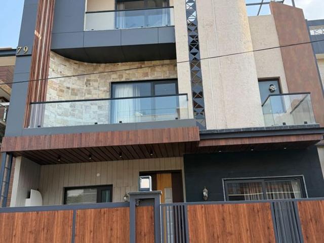 Resale | 5 BHK + 200 Sq.Yd. Villa in Sector 125